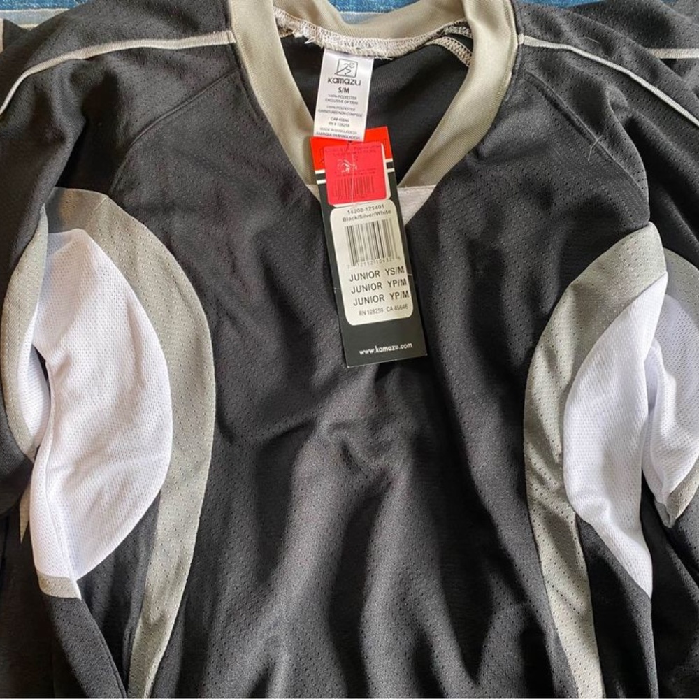 Kids kamazu hockey jersey size s/m new with tags